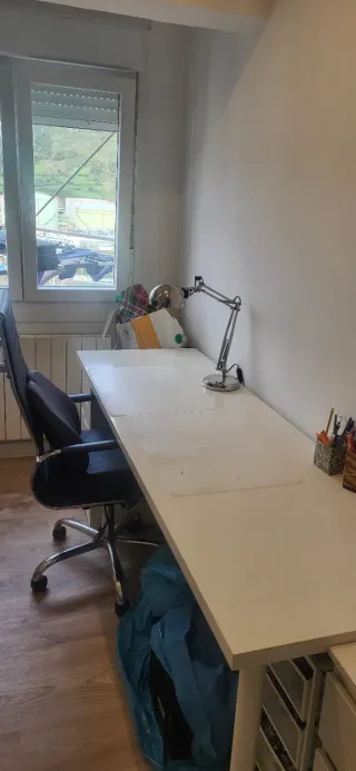 Mesa de estudio blanca con cajonera