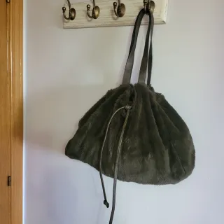 Bolso peluche reversible verde.