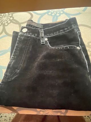 Pantalones vaqueros rotos mujer  Precio cada uno