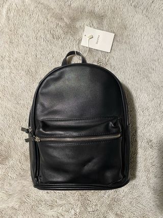 Mochila Bershka efecto cuero negra