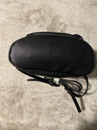 Mochila Bershka efecto cuero negra