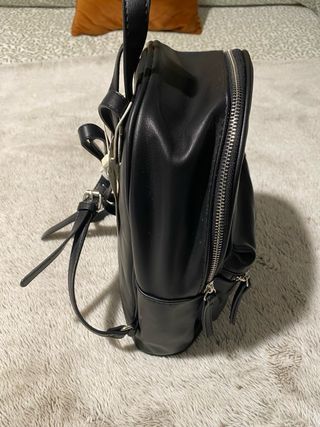 Mochila Bershka efecto cuero negra