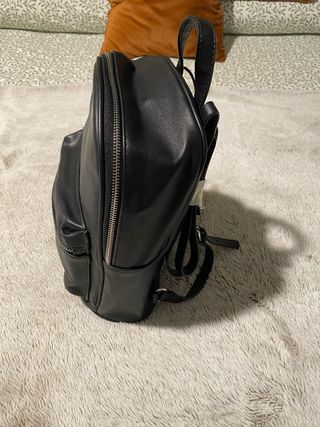 Mochila Bershka efecto cuero negra