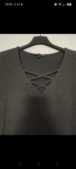 Maglietta grigia con scollo incrociato