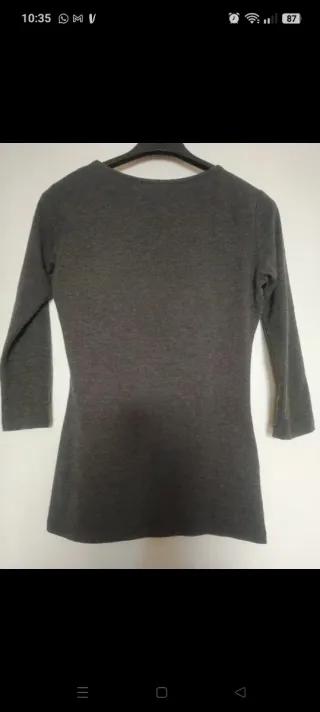 Maglietta grigia con scollo incrociato