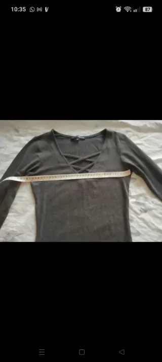 Maglietta grigia con scollo incrociato