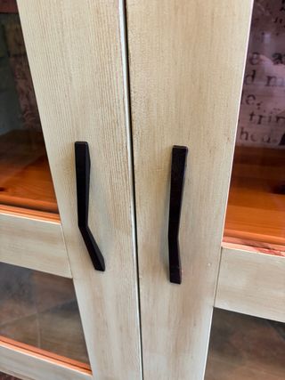 Aparador de madera con puertas de cristal