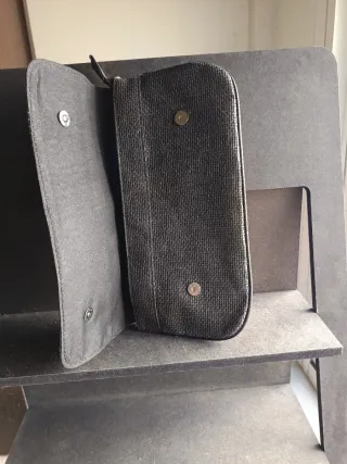 Bolso de mano tipo clutch negro