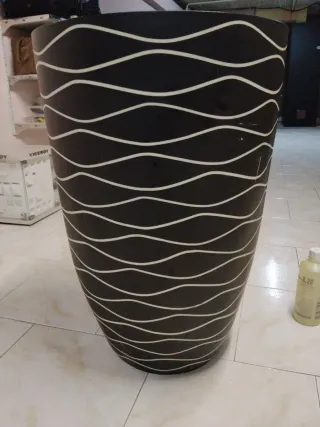 Jarrón Negro con Líneas Onduladas