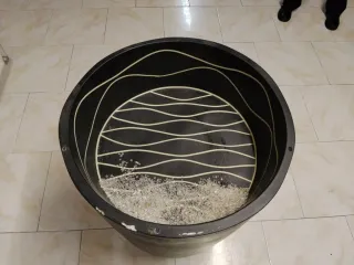 Jarrón Negro con Líneas Onduladas