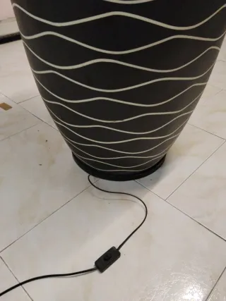 Jarrón Negro con Líneas Onduladas