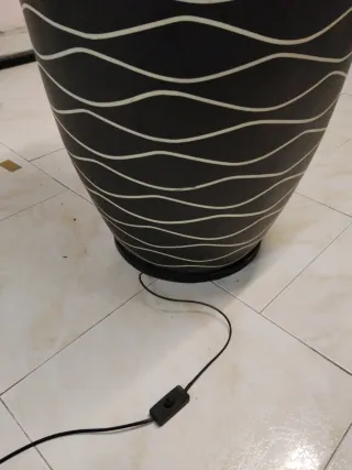 Jarrón Negro con Líneas Onduladas