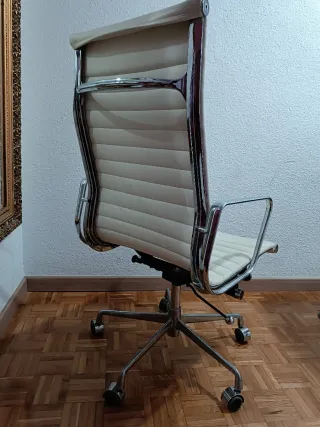 Silla de oficina alta beige y plateada