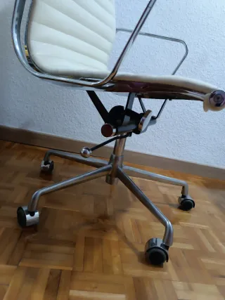 Silla de oficina alta beige y plateada