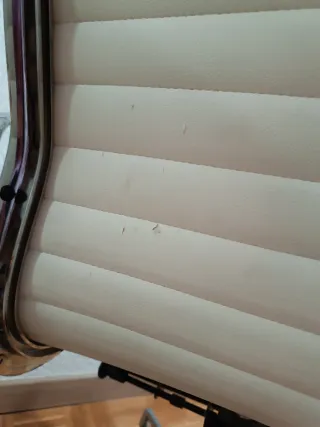 Silla de oficina alta beige y plateada