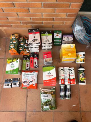 Lote de insecticidas y productos para el hogar