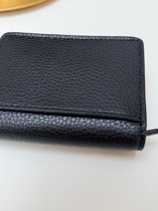 Cartera Michael Kors Negra con detalles dorados
