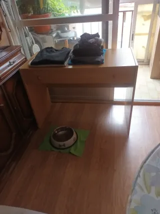 Escritorio de madera con cajón