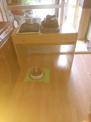 Escritorio de madera con cajón