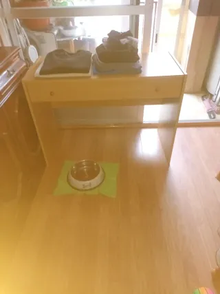 Escritorio de madera con cajón