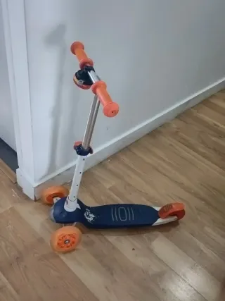 Patineta 3 ruedas naranja y azul