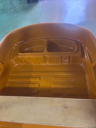 Barca naranja de pesca con remos