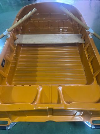 Barca naranja de pesca con remos