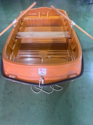 Barca naranja de pesca con remos