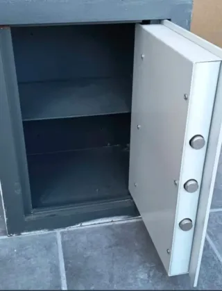 Caja fuerte con teclado numérico y llave