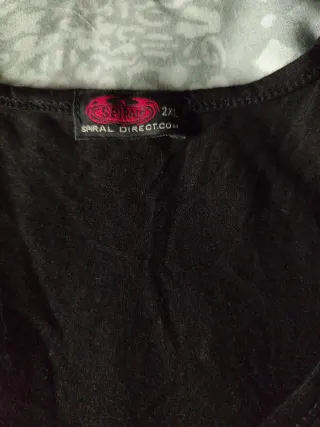 Camiseta larga gótica con rosas