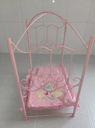 Cama de muñecas rosa para poner dosel