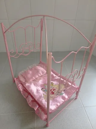 Cama de muñecas rosa para poner dosel