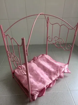 Cama de muñecas rosa para poner dosel