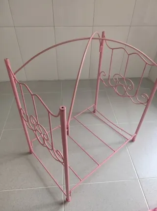 Cama de muñecas rosa para poner dosel