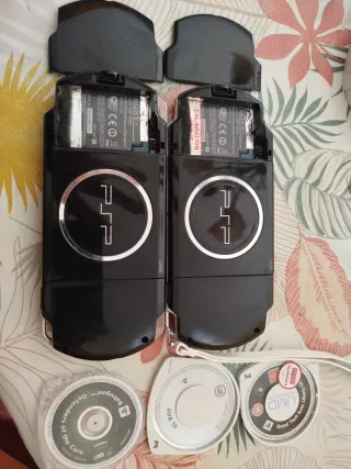 2 PSP 3000 + 3 UMDs