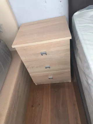 Mesita de noche blanca y madera