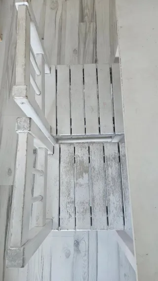 Mesa infantil blanca + 2 sillitas blancas