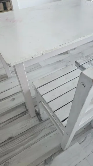 Mesa infantil blanca + 2 sillitas blancas