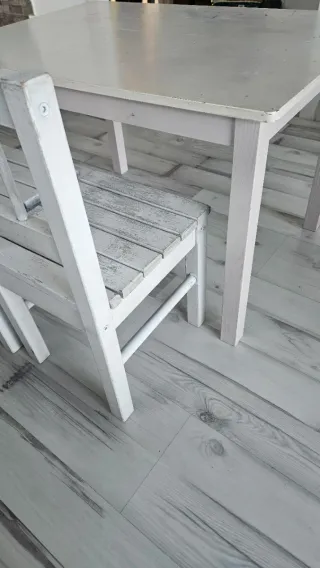 Mesa infantil blanca + 2 sillitas blancas