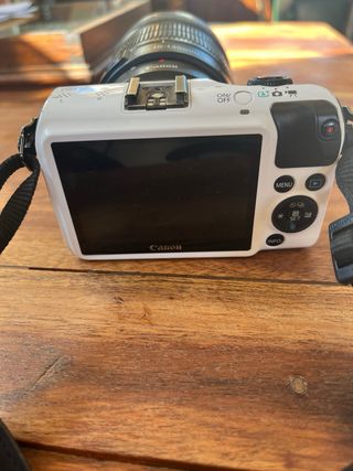 Câmara Canon EOS M + Lente 18-135mm