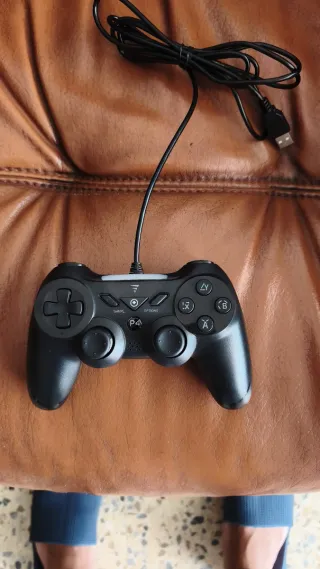 Mando PS4 y Teléfono Móvil