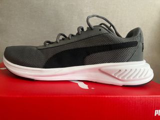 Zapatillas Puma grises y negras