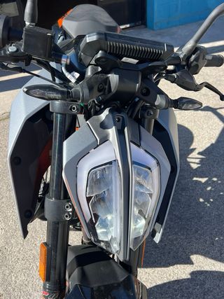 KTM 125 Duke Negra y Naranja