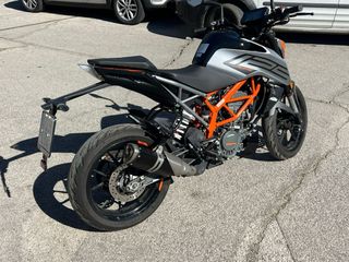 KTM 125 Duke Negra y Naranja