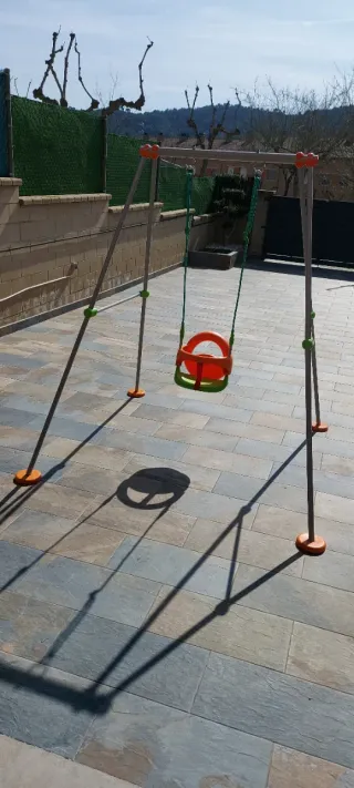 Columpio infantil naranja y verde