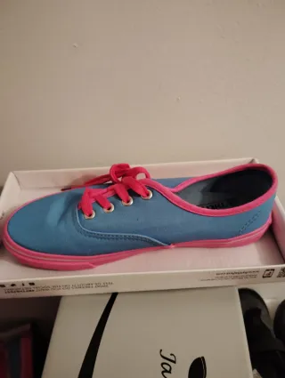 Zapatillas deportivas azules y rosas