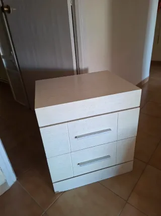 Cómoda y mesitas de madera vendo por mudanza