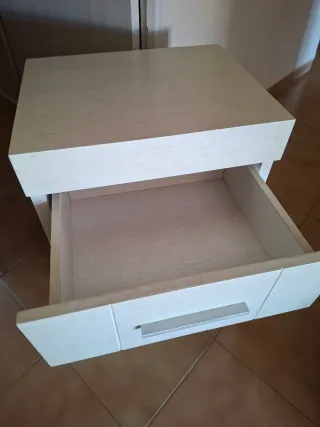Cómoda y mesitas de madera vendo por mudanza
