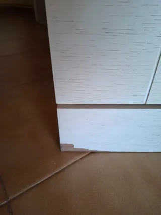 Cómoda y mesitas de madera vendo por mudanza