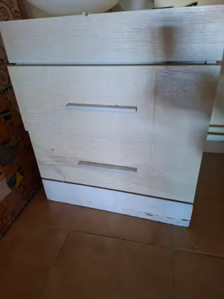 Cómoda y mesitas de madera vendo por mudanza